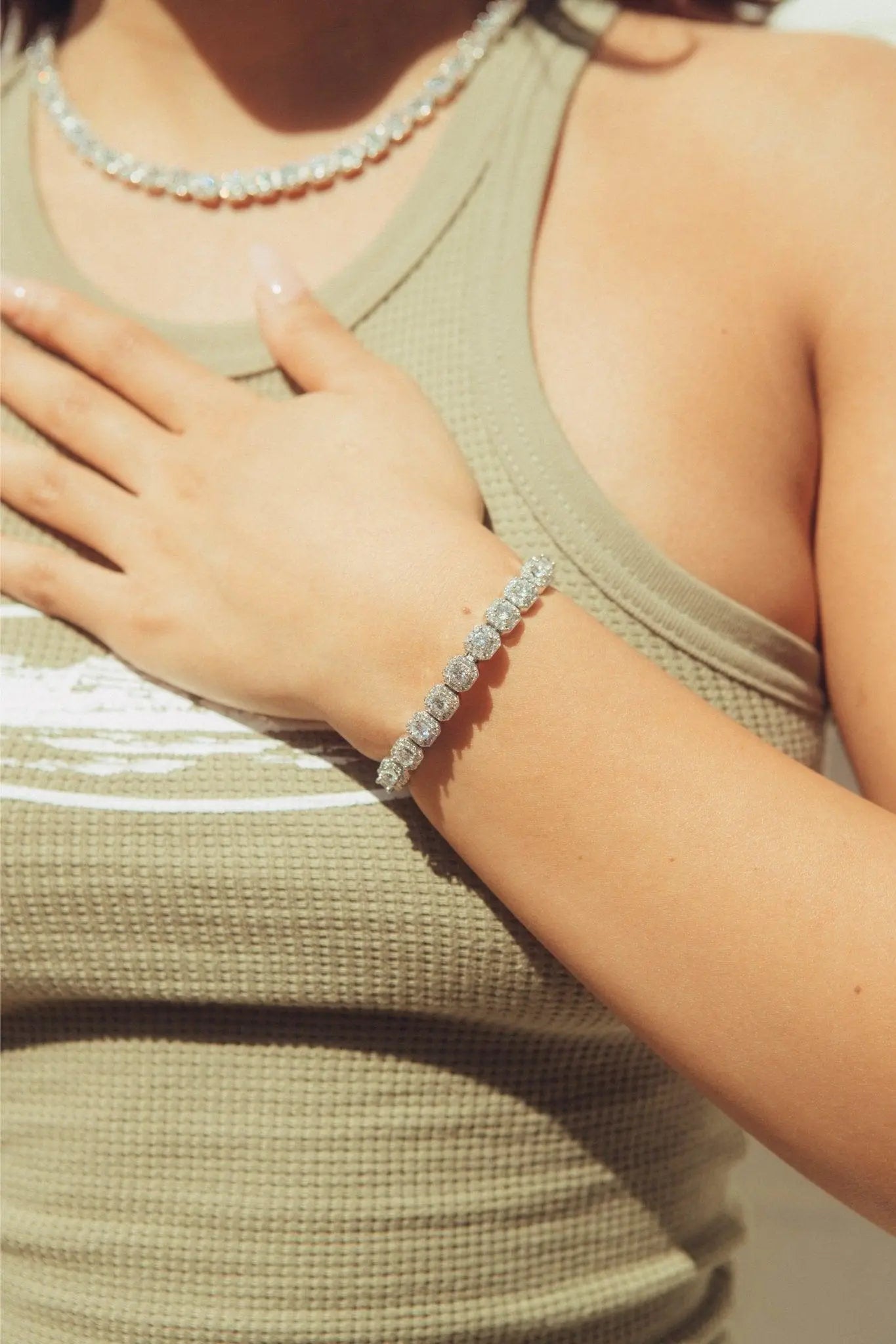 7mm Clustered Tennis Bracelet - White Gold - Cartice™LuxuryJewelryGoldSilverWatchBraceletNecklaceChainIced-outCubanMoissaniteTarnish-freeStainlessDurablePremiumShinePlatedStatementDiamondAffordable